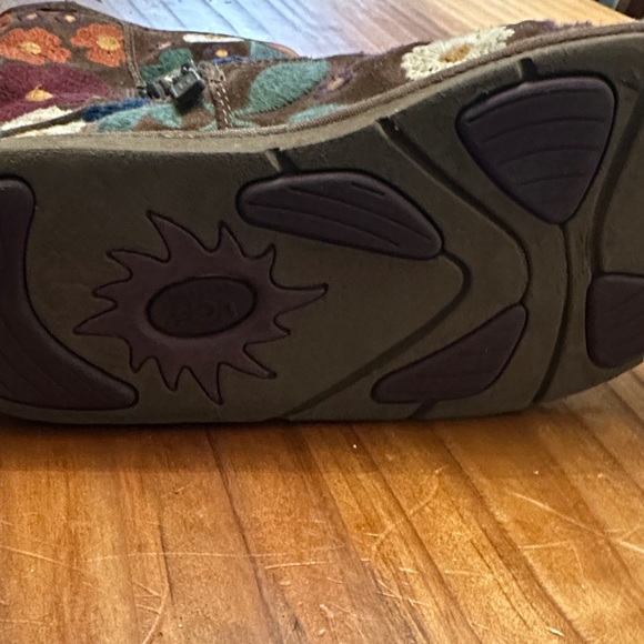 UGG Wahine Floral Embroidered Boots - Picture 9 of 16